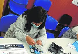 Dos niñas participan en el programa Minitec's de YMCA.