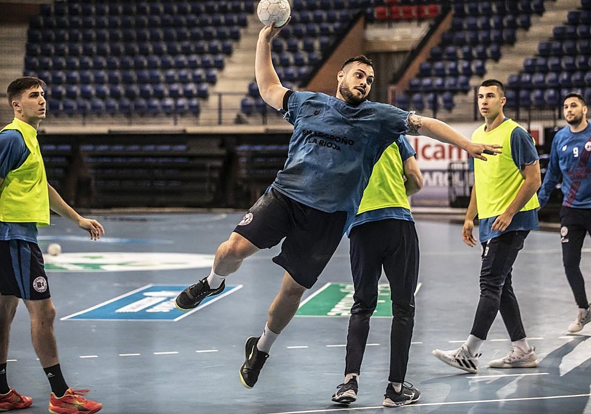 Javi García se dispone a lanzar en el entrenamiento de ayer del Ciudad de Logroño en el Palacio de los Deportes.