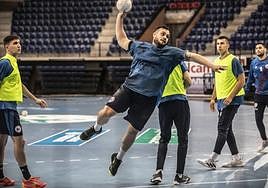 Javi García se dispone a lanzar en el entrenamiento de ayer del Ciudad de Logroño en el Palacio de los Deportes.