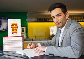 El profesor Iván Teruel, durante una firma de libros.