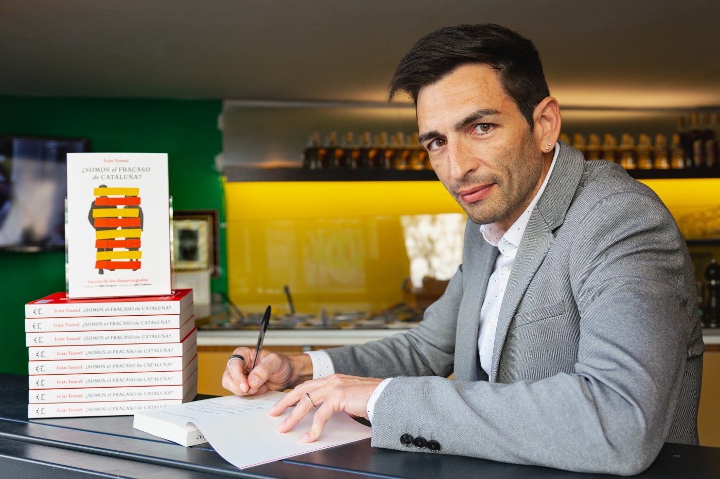 El profesor Iván Teruel, durante una firma de libros.