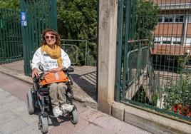 María Ángeles García Esteban posa en su silla de ruedas ante las escaleras de acceso al CEPA Plus Ultra de Logroño.