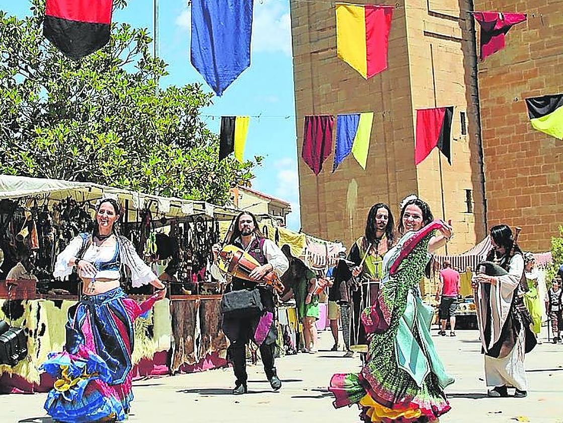 Pasacalles inaugural en el mercado celebrado en 2022 en Agoncillo.