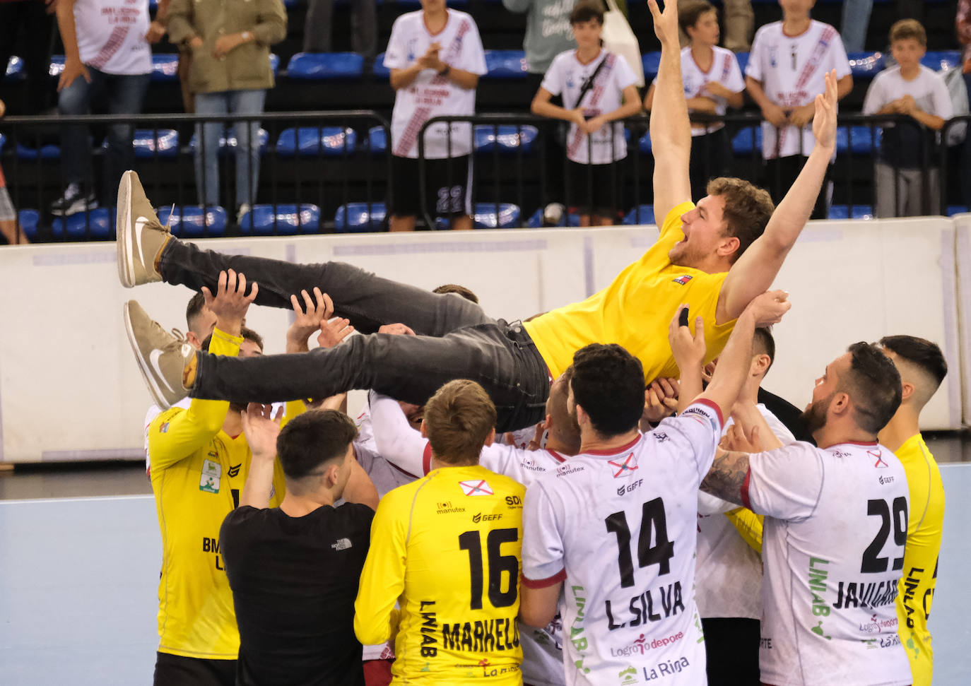 El Logroño despide la temporada con victoria y manteos