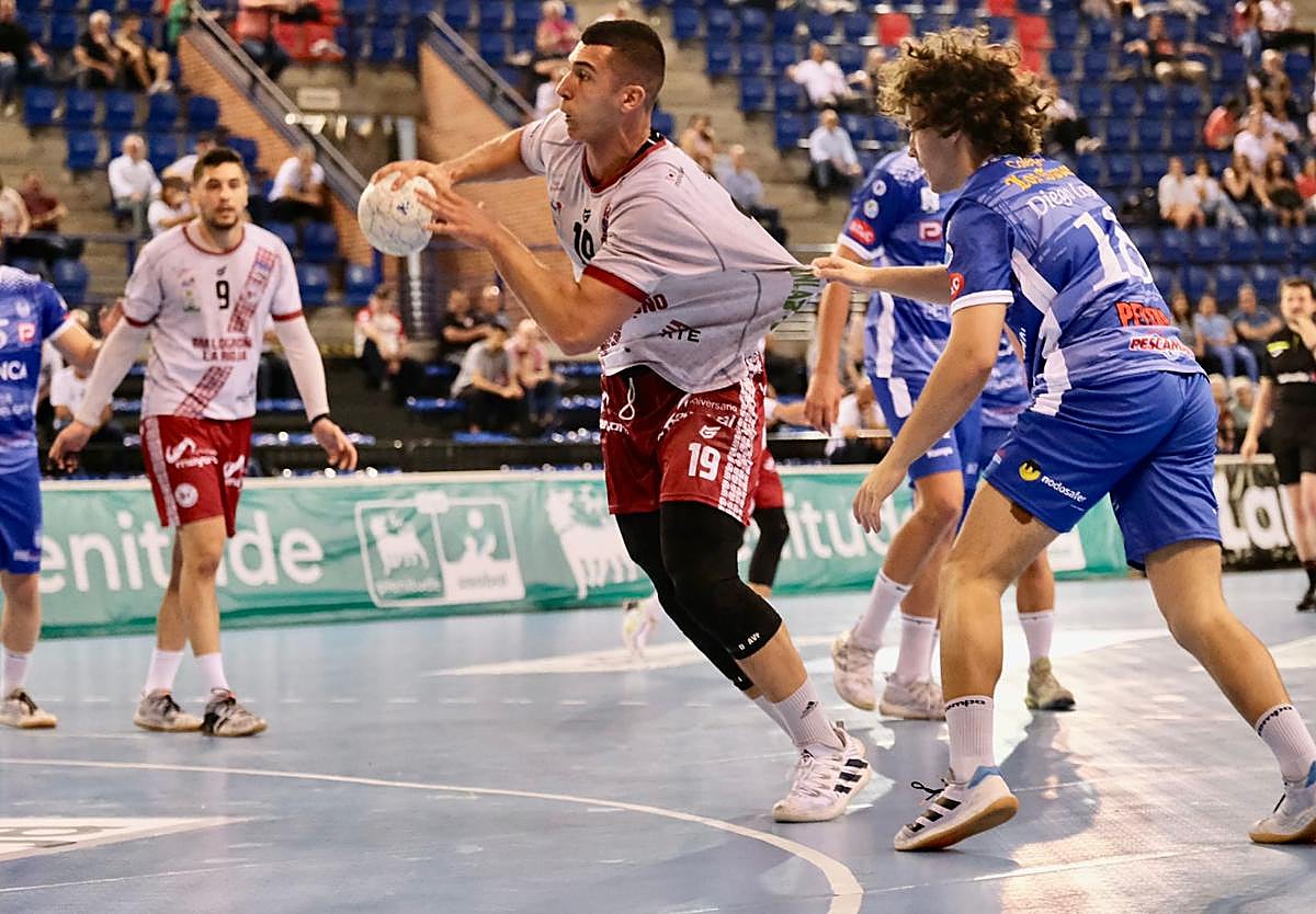 Javi Rodríguez se dispone a lanzar agarrado por Diego López.