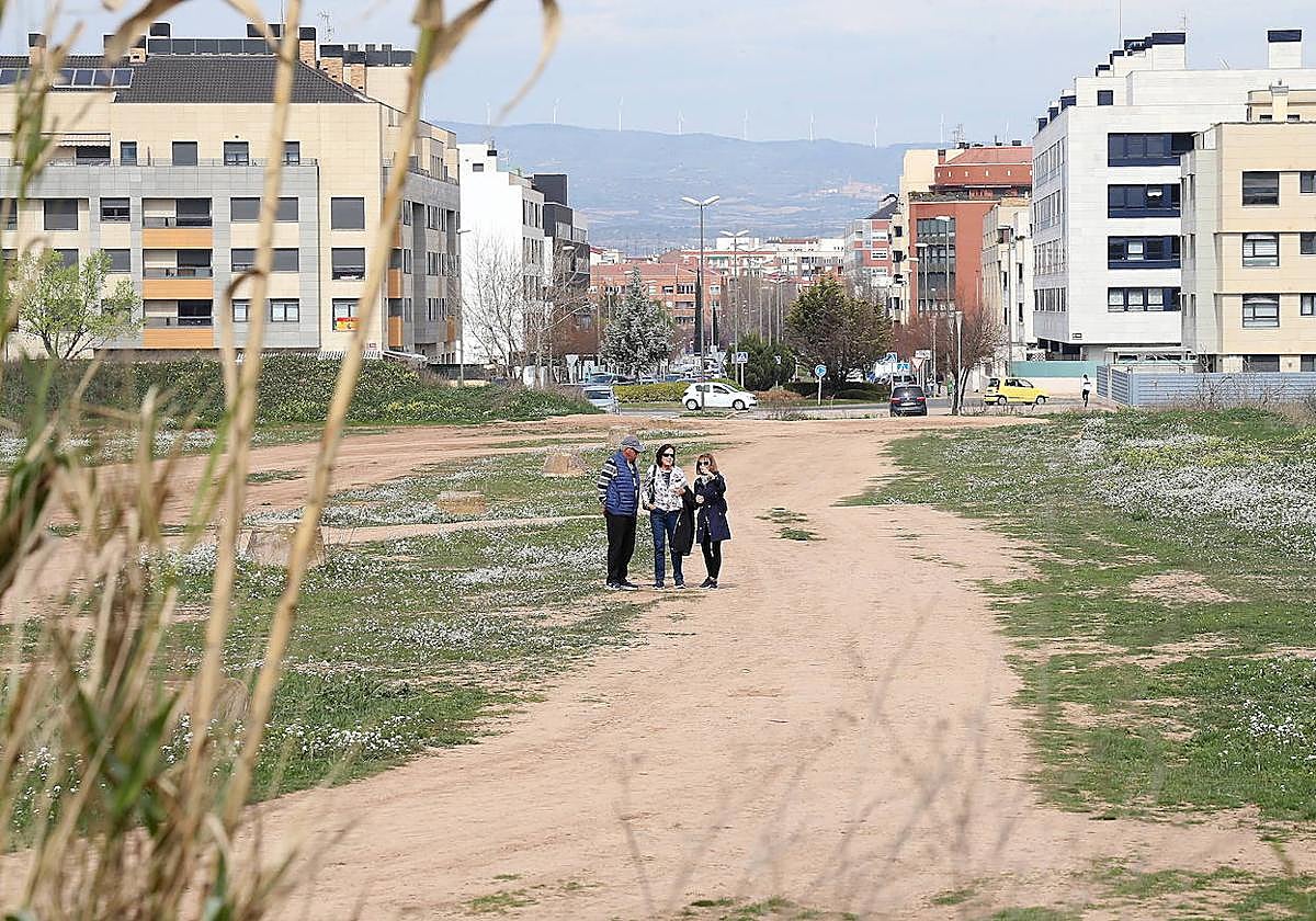 Terrenos de Ramblasque pendientes de urbanizar y lo que debería ser la prolongación de la avenida de la Sierra que, por mitad del campo, los vecinos utilizan provisionalmente.