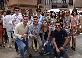 Una cuadrilla disfrutando en la Feria del Vino Entreviñas de Aldeanueva de Ebro, ayer.