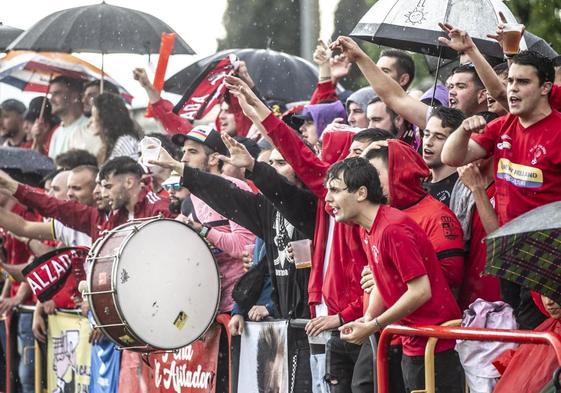 La afición calceatense no paró de animar a los suyos durante la celebración del partido de vuelta del 'play off' nacional.