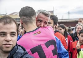 Eduardo Gajate se abrazó a su portero después de perder.