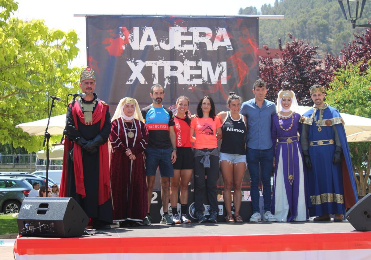 El podio masculino y femenino de la Xtrem junto a los Reyes de Nájera, encargados de entregar los trofeos a los ganadores.