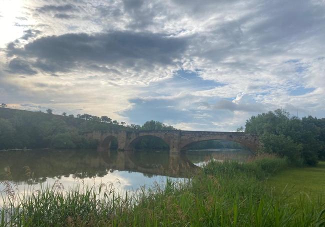 Aspecto del cauce del Ebro en San Vicente a la altura del puente medieval después de la lluvia de la tarde.