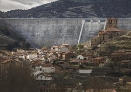 Imagen de la presa de Enciso de enero de 2019 cuando comenzó el proceso de llenado que marcó el final de obra.