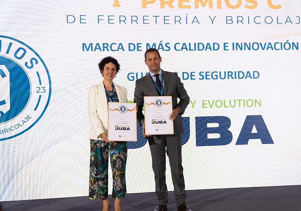 Rebeca Moneo e Íñigo de Argumosa, con los premios.