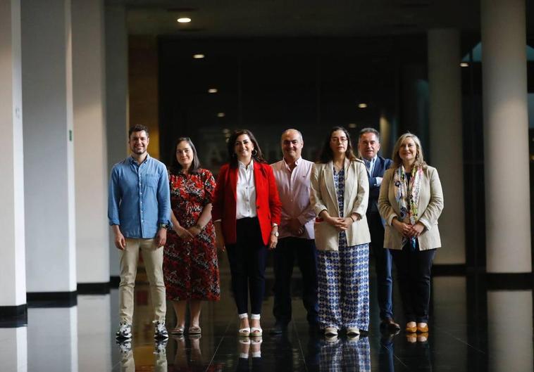 Concha Andreu, presidenta en funciones, con los candidatos.