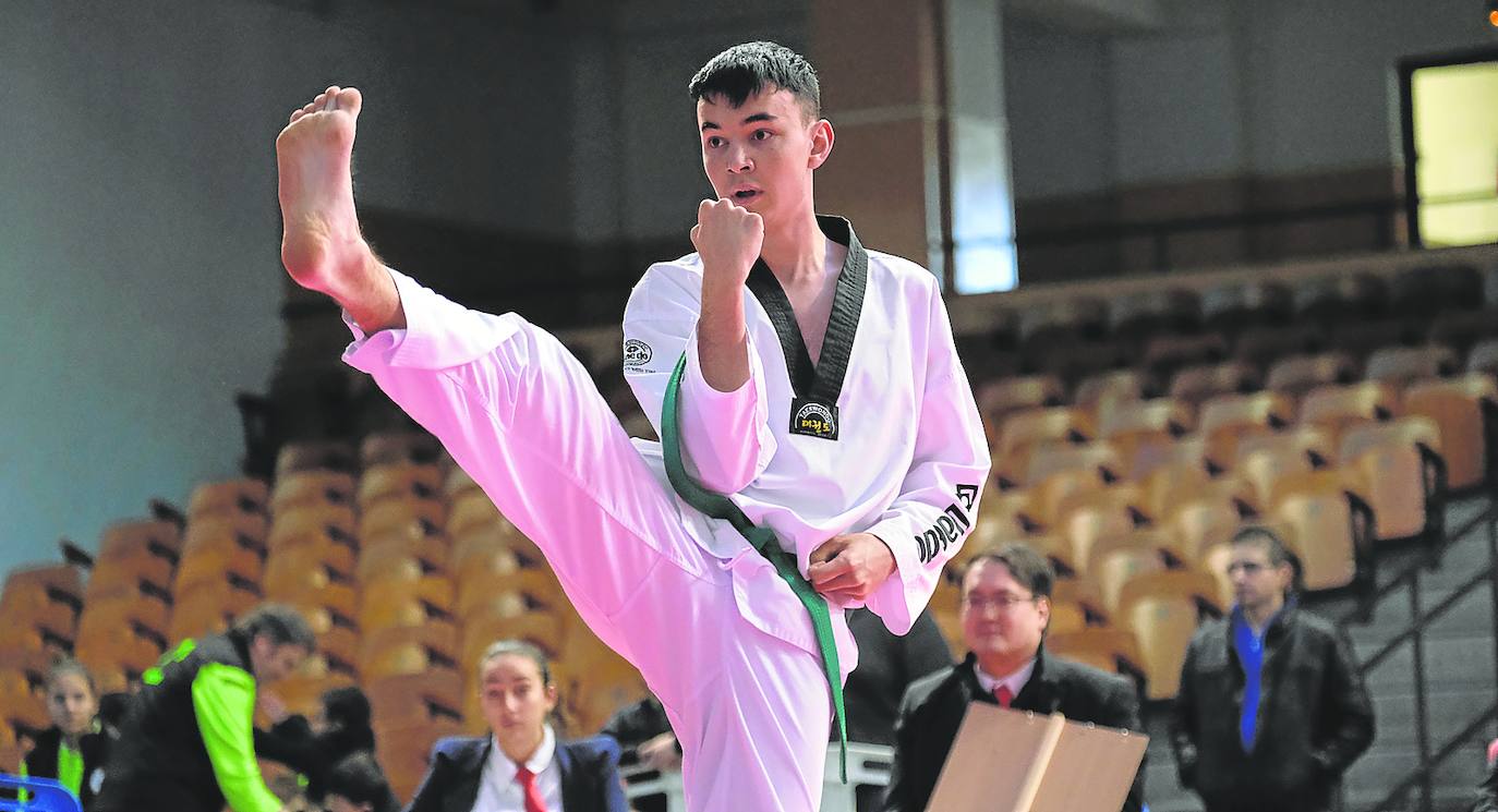 Un taekwondista, durante la ejecución de su ejercicio.