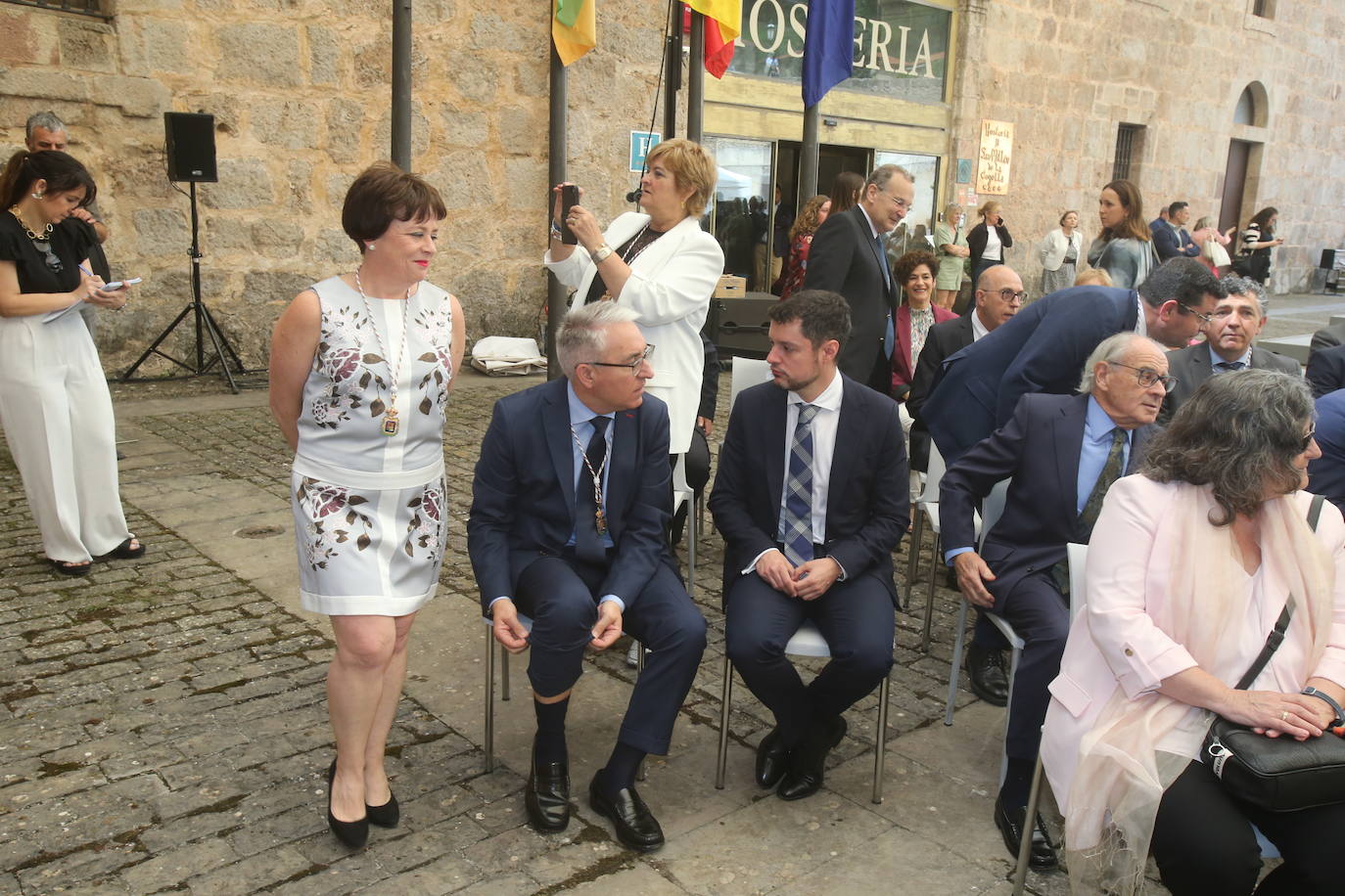 Henar Moreno (IU) y Jesús Ángel Garrido (PP), junto a otros invitados en el acto del Día de La Rioja en San Millán.