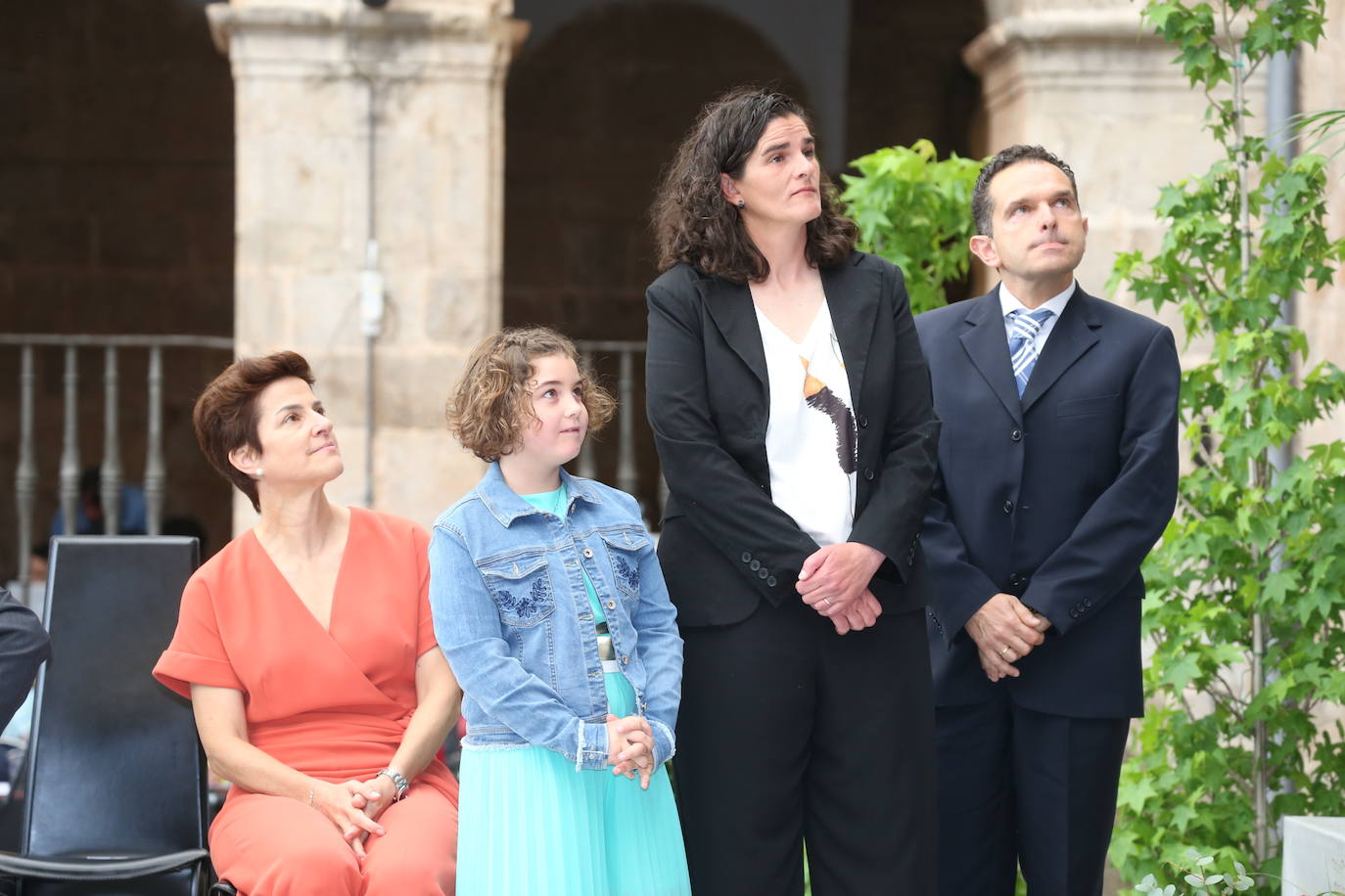 María Vargas, Izaro Aydillo (jugadora del Haro Voley), Esther López (entrenadora) e Ismael Merino (vicepresidente) observan la entrega de la Medalla de La Rioja.