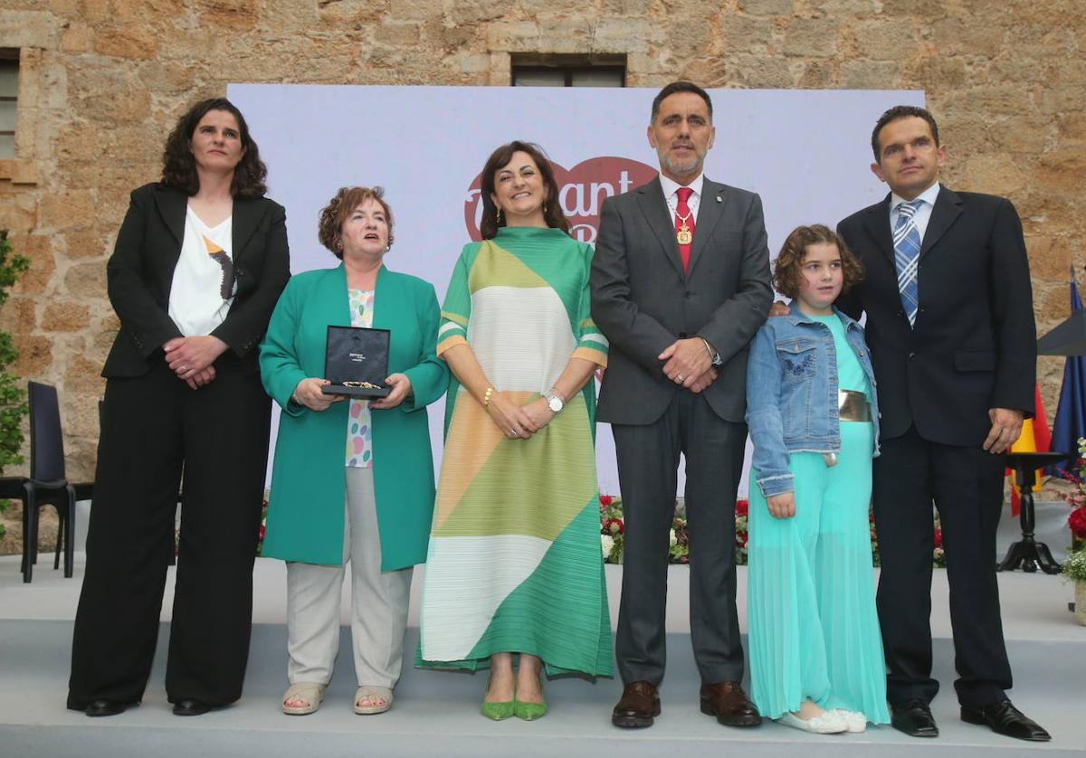 Andreu y García, con los representantes del club tras la entrega de la Medalla.