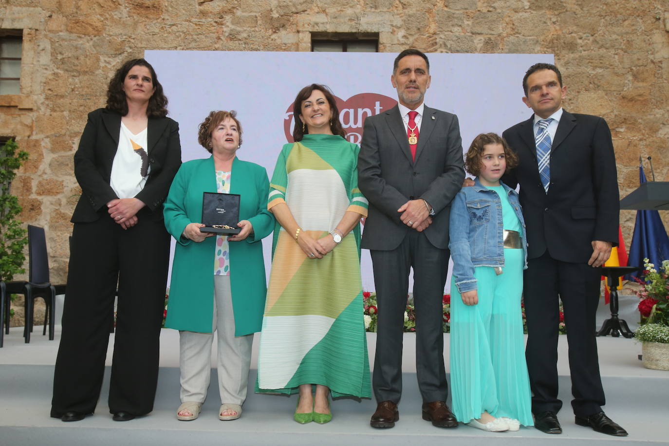 Esther López, Águeda Crespo, Concha Andreu, Jesús María García, Izaro Aydillo e Ismael Merino, tras recibir la Medalla de La Rioja.