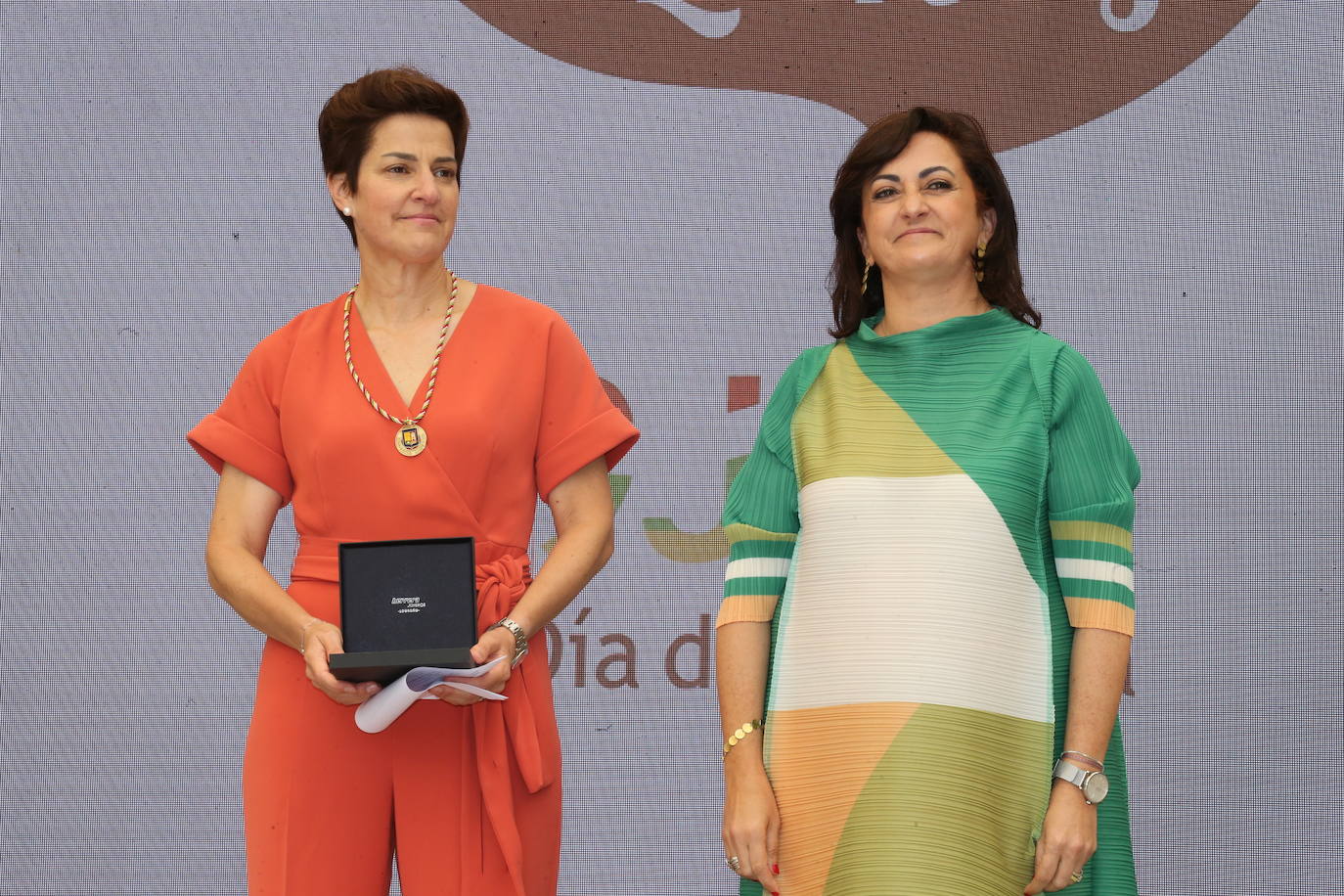 María Vargas, enóloga de Marqués de Murrieta, junto a la presidenta Concha Andreu, tras recibir el galardón de Riojana Ilustre.