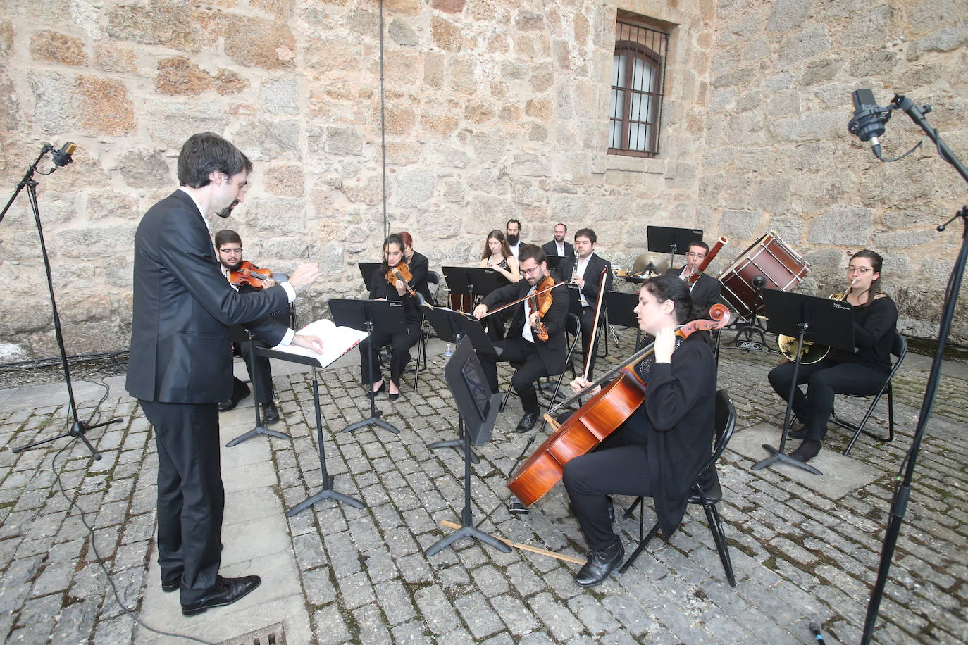 La Orquesta de Cámara Rioja Filarmonía se ha encargado de la música en directo en San Millán.