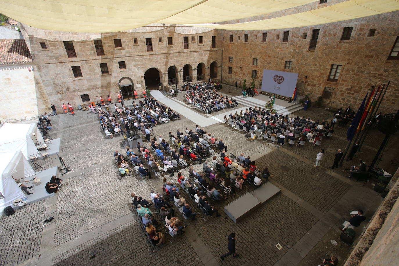 Vista panorámica del patio del monasterio de Yuso durante el acto institucional del Día de La Rioja.