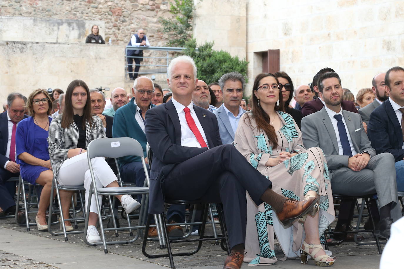 Los alcaldes de Logroño, Pablo Hermoso de Mendoza, Calahorra, Elisa Garrido, y Arnedo, Javier García, siguen el acto del Día de La Rioja en el monasterio de Yuso.