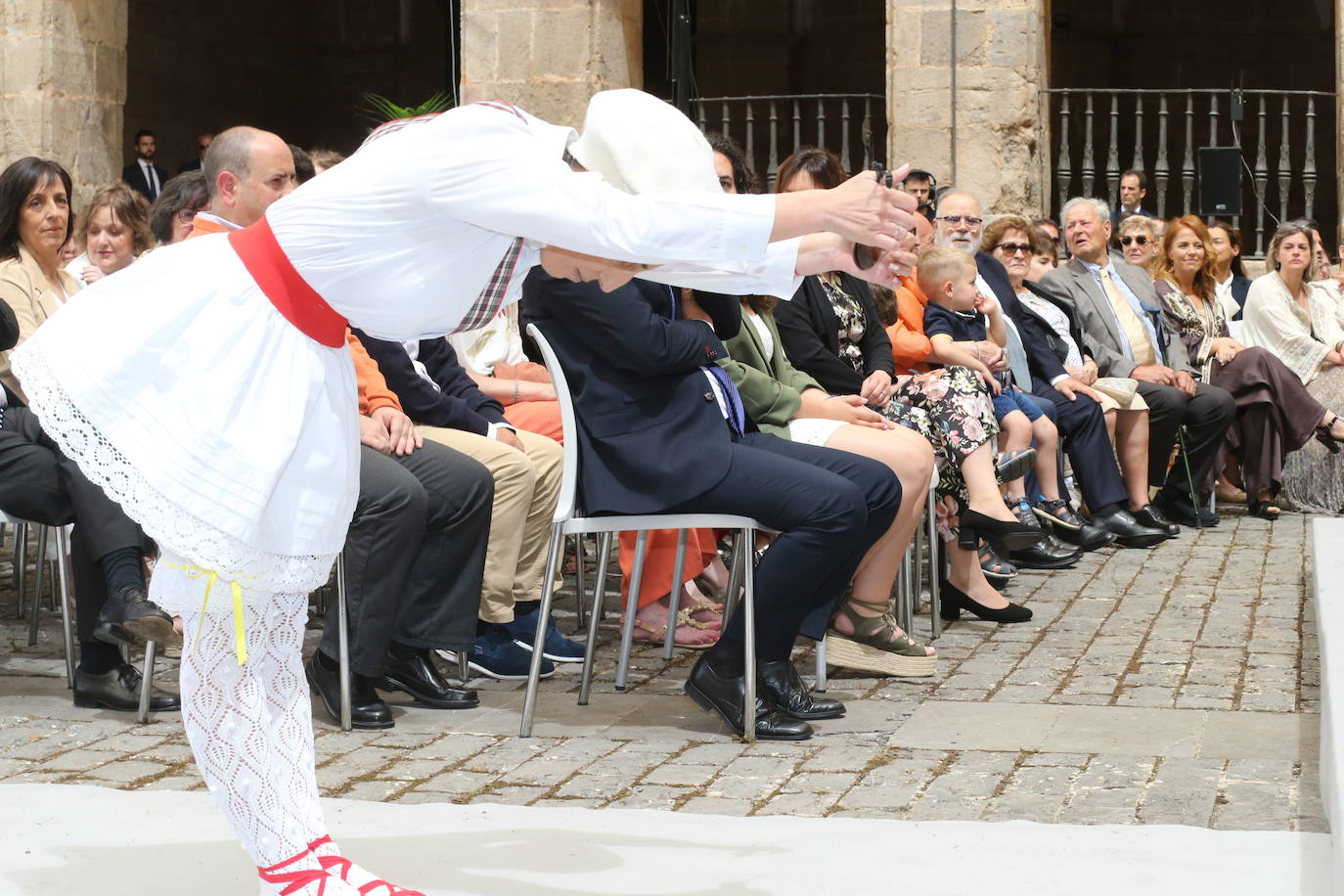 Danzas tradicionales en el acto del Día de La Rioja.