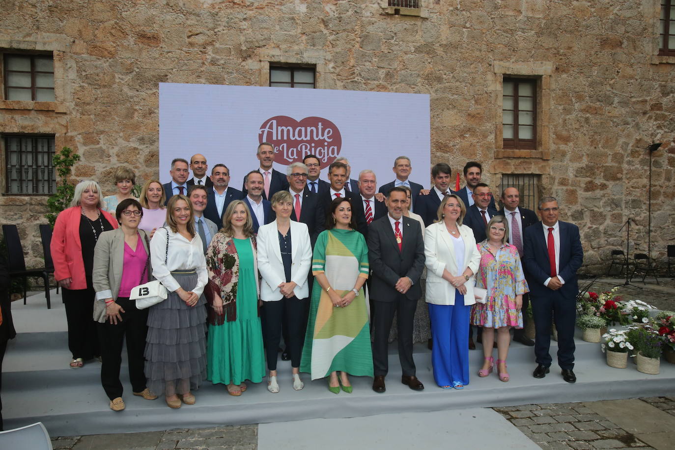 Concha Andreu y Jesús María García, presidente del Parlamento, con miembros de su gobierno y diputados regionales.