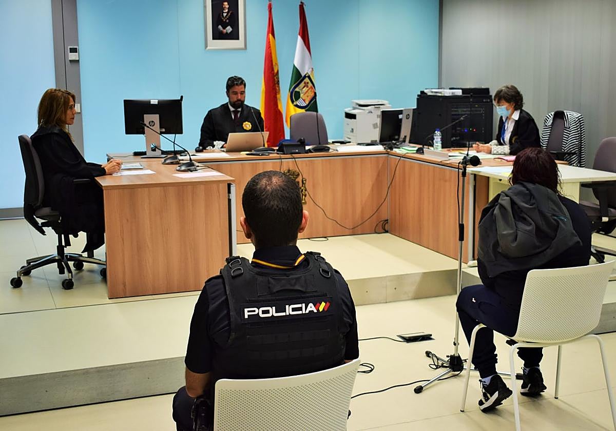 Sentada frente al juez y escoltada por la Policía Nacional, la acusada aparece en la imagen instantes antes de comenzar el juicio celebrado ayer.