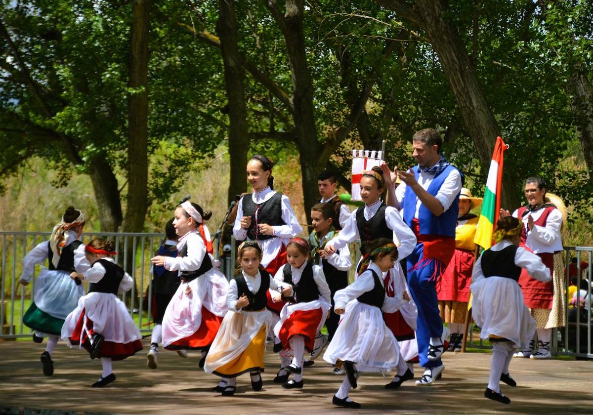 Un instante de la celebración del Día de La Rioja en Calahorra con el grupo de danzas Coletores y los niños y niñas de la Escuela Municipal de Danzas 'Isidra María Santos'.