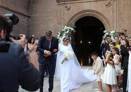 Javi Martínez y Aline Brum, como marido y mujer, a la salida de la iglesia