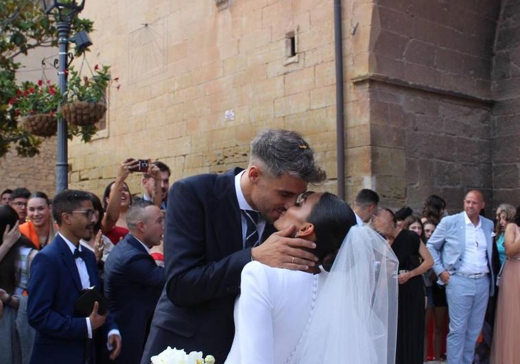 Javi Martínez y Aline Brum, a la salida de la iglesia.