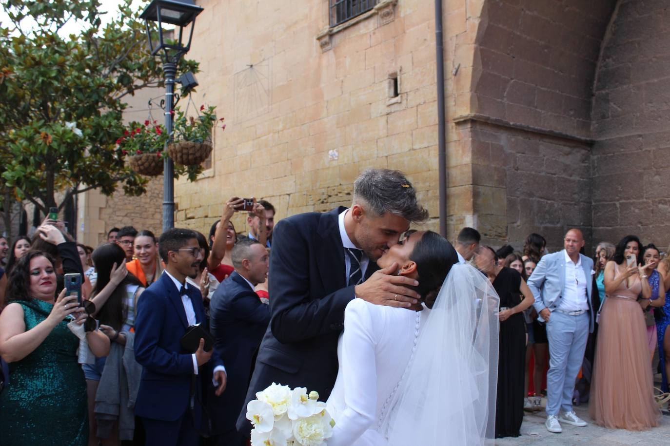 Javi Martínez y Aline Brum, como marido y mujer, a la salida de la iglesia