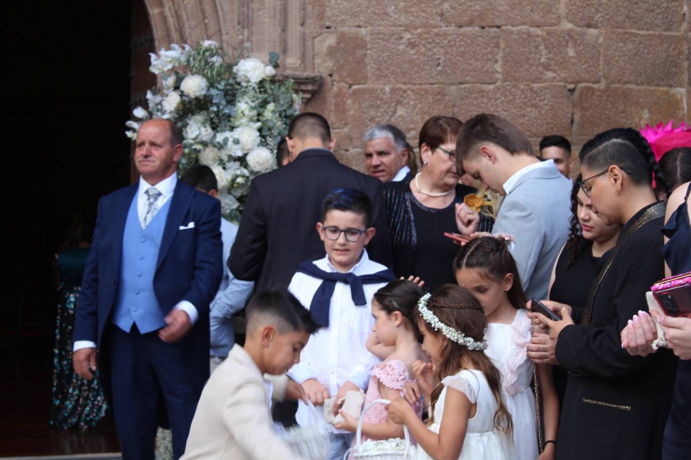 Javi Martínez y Aline Brum, como marido y mujer, a la salida de la iglesia