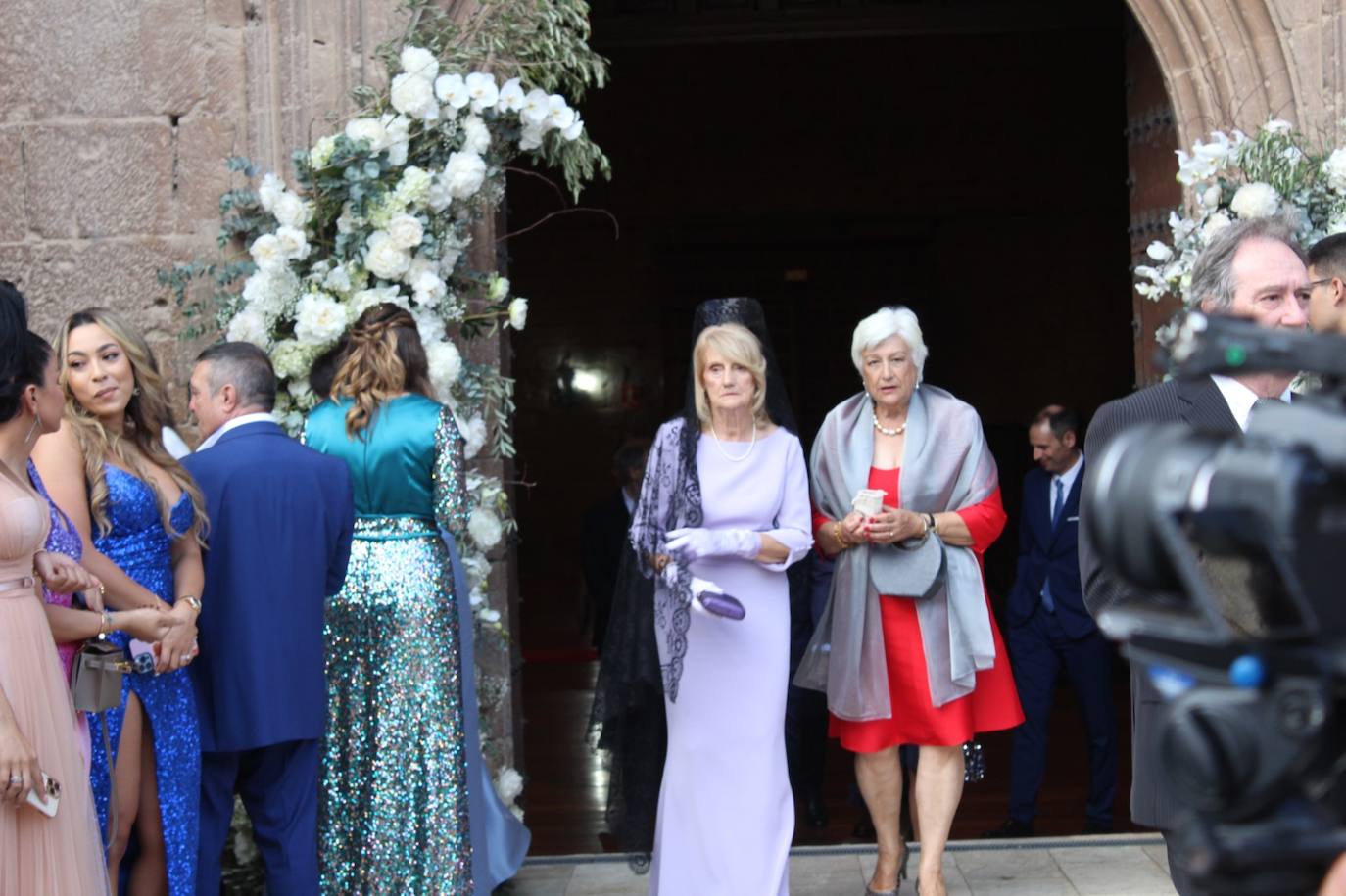 Javi Martínez y Aline Brum, como marido y mujer, a la salida de la iglesia