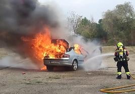 Los bomberos del CEIS realizan numerosos servicios, como la extinción del fuego en este coche en octubre.