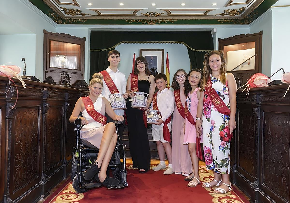 Los Jarreros mayores e infantil, junto con sus predecesoras en el cargo.