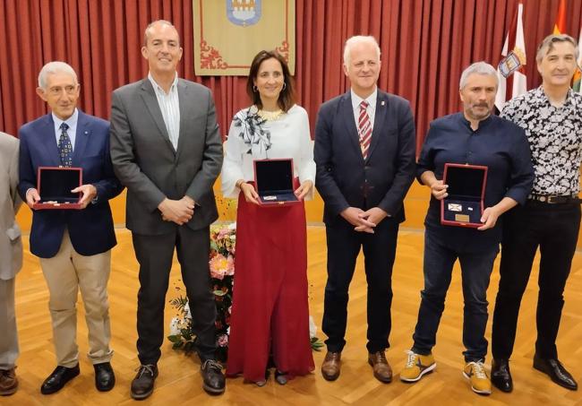 Galardonados y padrinos, con el alcalde.