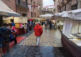 Imagen de archivo de los puestos del mercado renacentista, 'regados' por la lluvia hace algunos años.