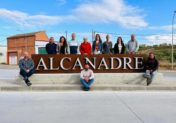 Pablo Aranda, sentado en el centro, posa en una imagen de campaña electoral junto a sus compañeros de Democracia Municipal de Alcanadre.