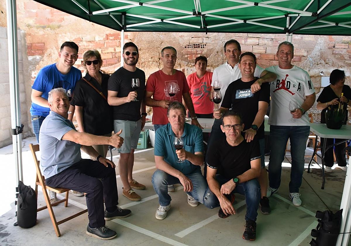 Un grupo de pradejoneros, ayer en la cata del barrio San Toñín.
