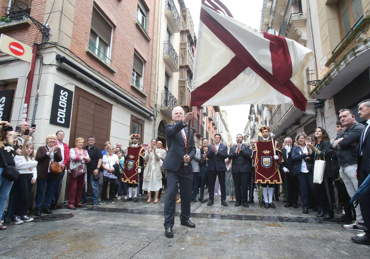 El alcalde, en el cruce de Mercaderes y calle Mayor.