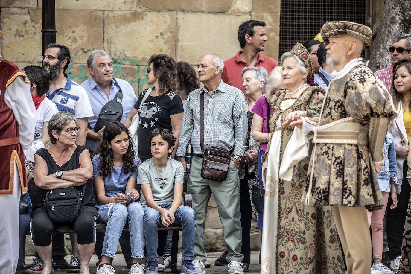 Llegada de Carlos V y entrega de la flor de lis