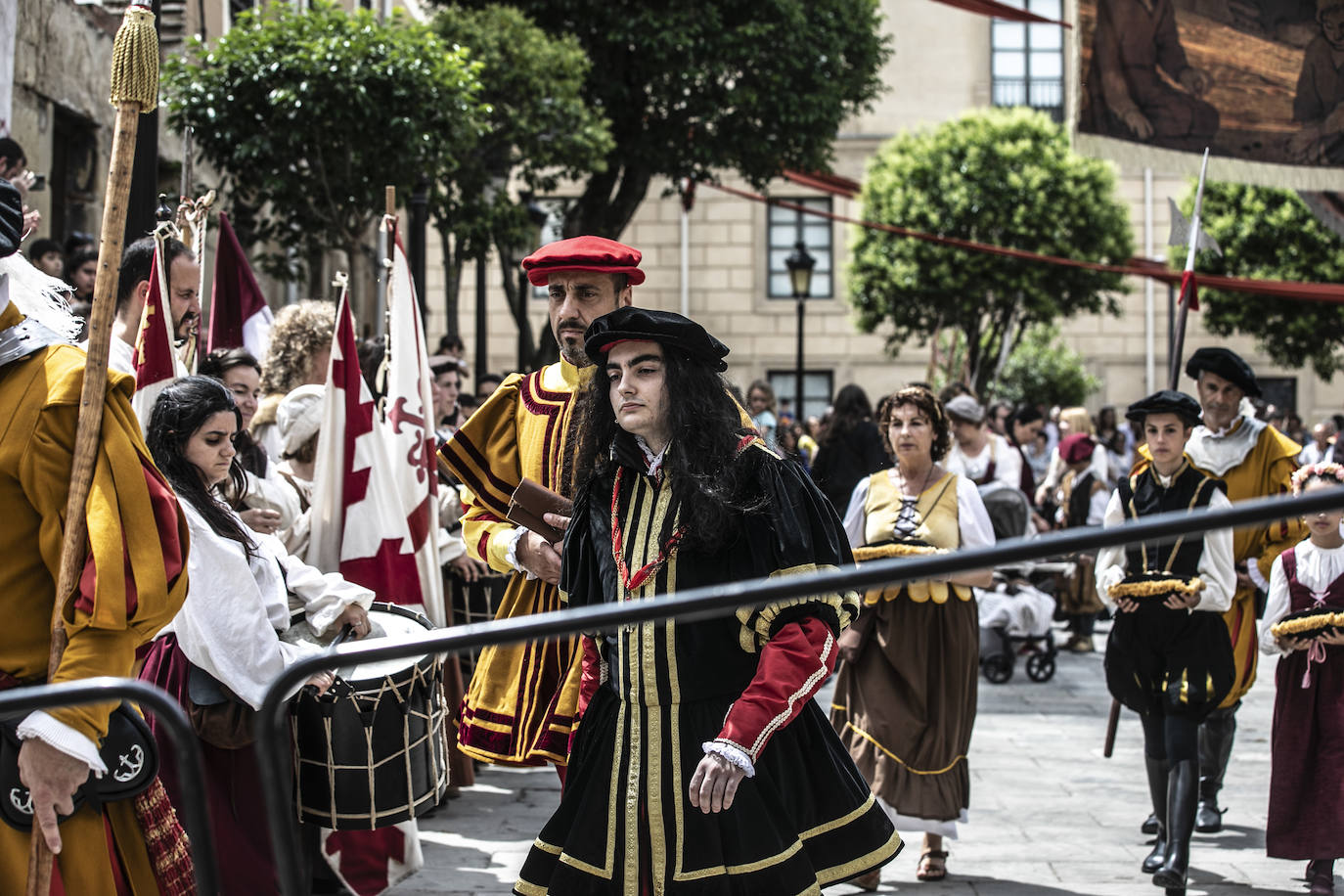 Llegada de Carlos V y entrega de la flor de lis