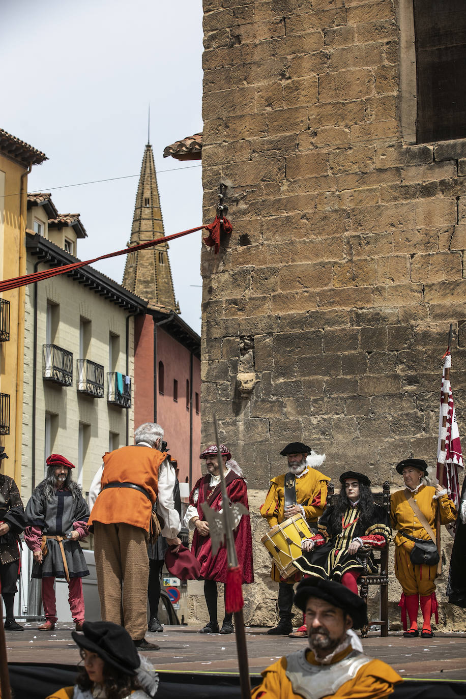 Llegada de Carlos V y entrega de la flor de lis