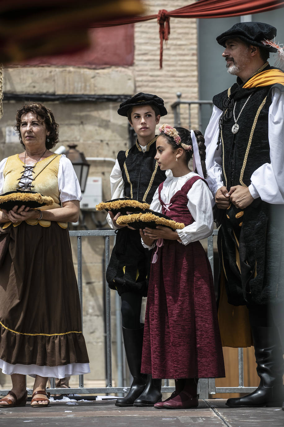 Llegada de Carlos V y entrega de la flor de lis