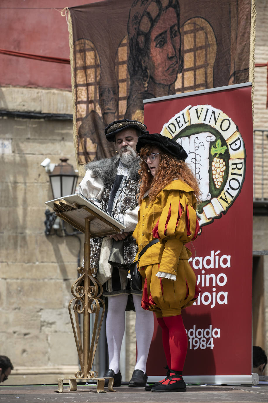 Llegada de Carlos V y entrega de la flor de lis