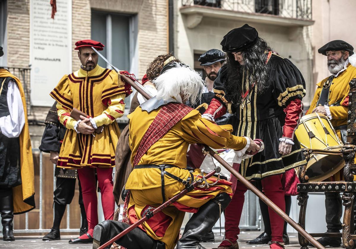 Llegada de Carlos V y entrega de la flor de lis