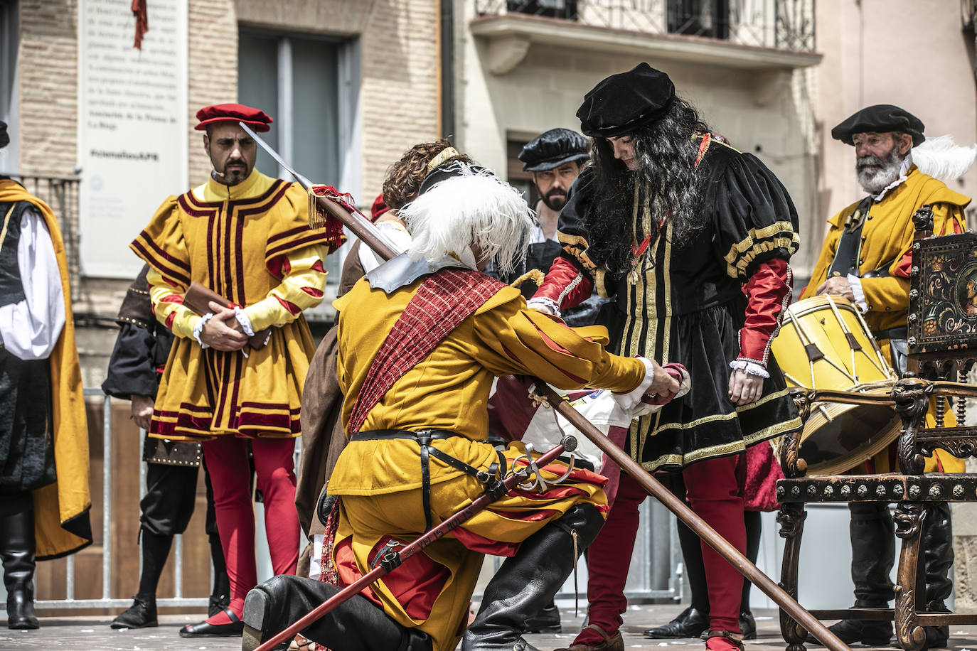 Llegada de Carlos V y entrega de la flor de lis